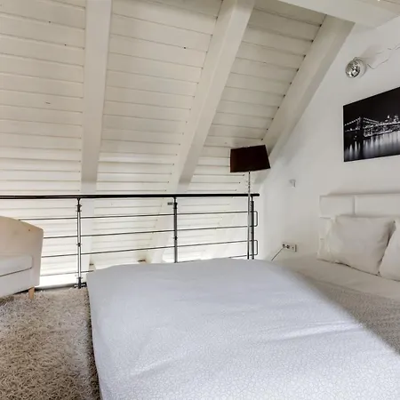 Spacious Stylish Attic In The Heart Of The Center - Karlovo Daire