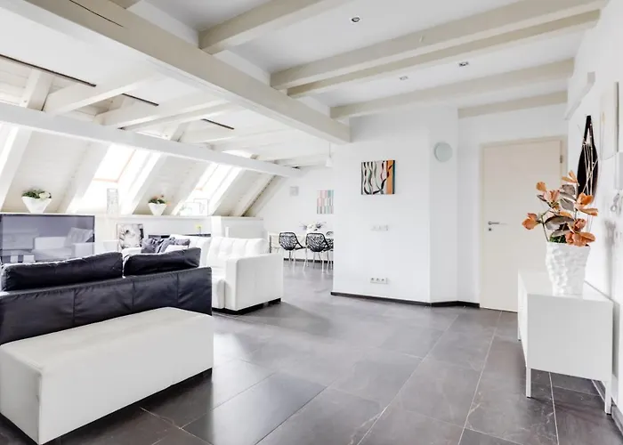 Spacious Stylish Attic In The Heart Of The Center - Karlovo Apartman