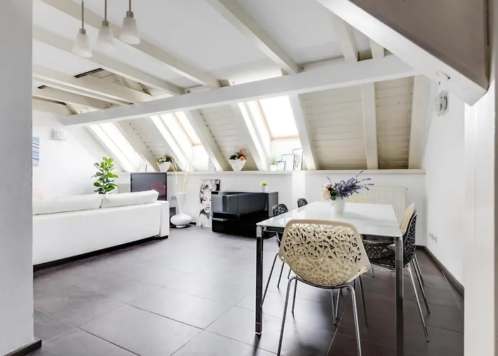 Spacious Stylish Attic In The Heart Of The Center - Karlovo Apartman *