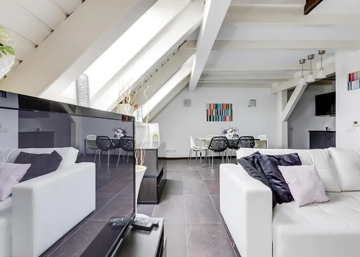 Apartman Spacious Stylish Attic In The Heart Of The Center - Karlovo *