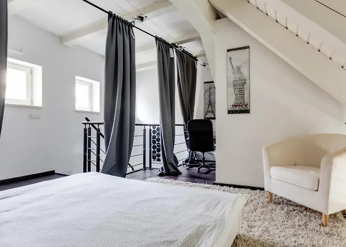 Apartman Spacious Stylish Attic In The Heart Of The Center - Karlovo